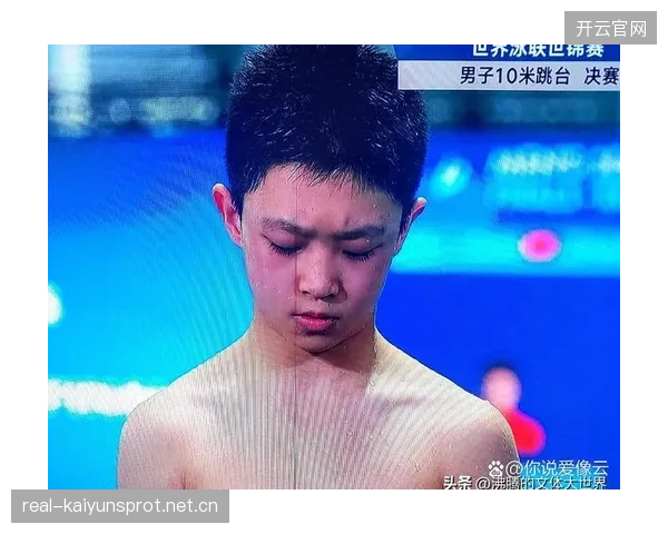 游泳选手跳台失误落水姿势尴尬